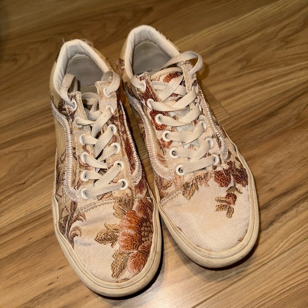 Worn condition but could be cleaned up!!! Vans size 7